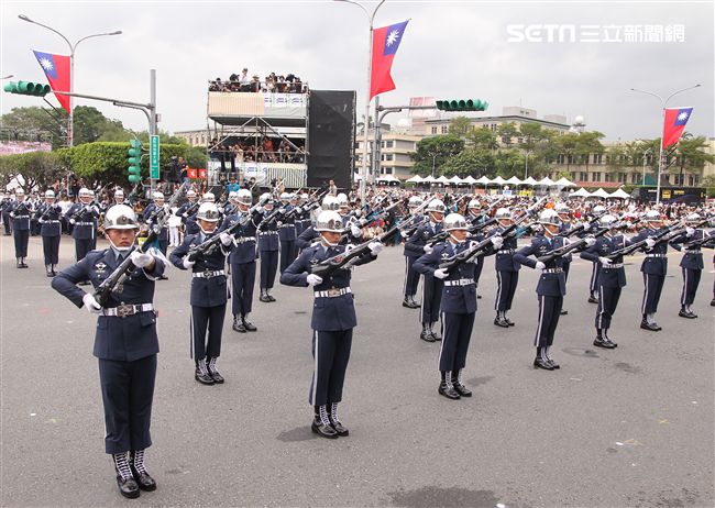 中華民國中樞暨各界慶祝107年國慶大會，三軍樂儀隊表演高難度操槍。（記者邱榮吉/攝影）