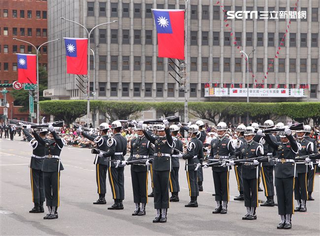 中華民國中樞暨各界慶祝107年國慶大會，三軍樂儀隊表演高難度操槍。（記者邱榮吉/攝影）