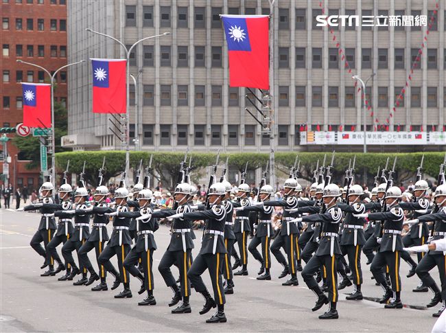 中華民國中樞暨各界慶祝107年國慶大會，三軍樂儀隊表演高難度操槍。（記者邱榮吉/攝影）