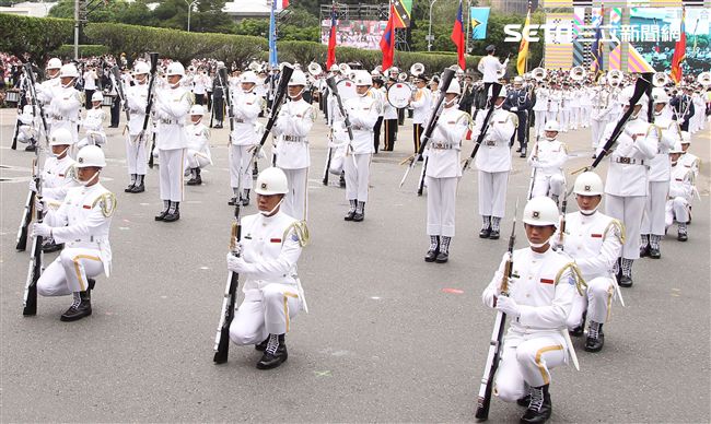 中華民國中樞暨各界慶祝107年國慶大會，三軍樂儀隊表演高難度操槍。（記者邱榮吉/攝影）