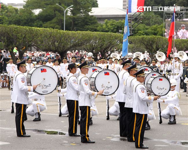 中華民國中樞暨各界慶祝107年國慶大會，三軍樂儀隊表演高難度操槍。（記者邱榮吉/攝影）