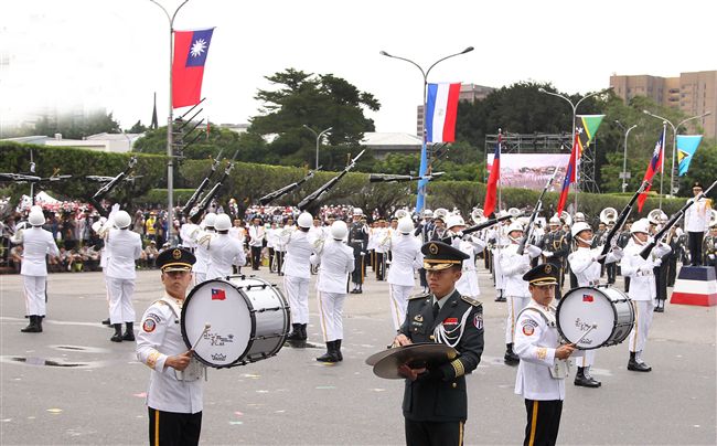 中華民國中樞暨各界慶祝107年國慶大會，三軍樂儀隊表演高難度操槍。（記者邱榮吉/攝影）