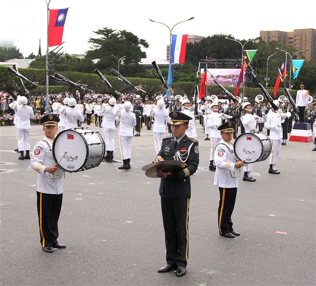 中華民國中樞暨各界慶祝107年國慶大會，三軍樂儀隊表演高難度操槍。（記者邱榮吉/攝影）