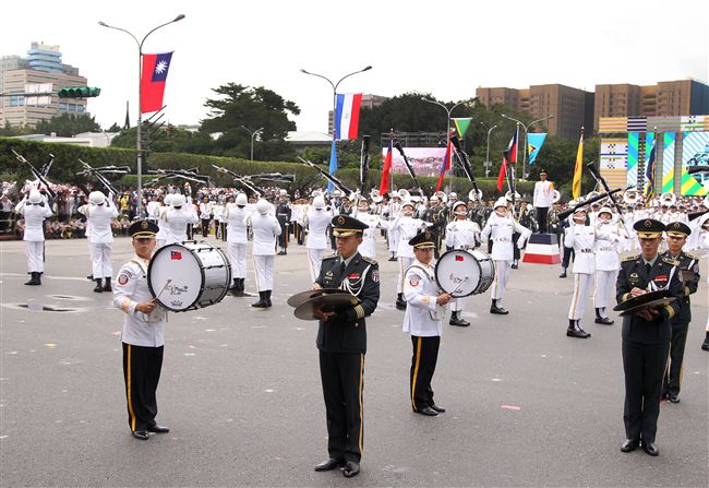 中華民國中樞暨各界慶祝107年國慶大會，三軍樂儀隊表演高難度操槍。（記者邱榮吉/攝影）