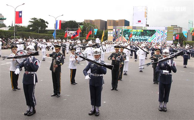 中華民國中樞暨各界慶祝107年國慶大會，三軍樂儀隊表演高難度操槍。（記者邱榮吉/攝影）
