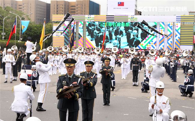 中華民國中樞暨各界慶祝107年國慶大會，三軍樂儀隊表演高難度操槍。（記者邱榮吉/攝影）