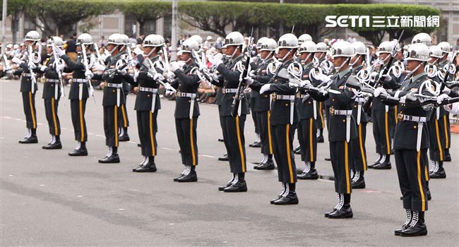 中華民國中樞暨各界慶祝107年國慶大會，三軍樂儀隊表演高難度操槍。（記者邱榮吉/攝影）