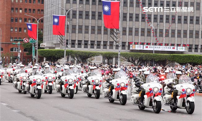 中華民國中樞暨各界慶祝107年國慶大會，憲兵快速反應連花式機車表演。（記者邱榮吉/攝影）