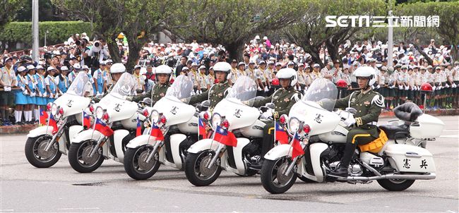 中華民國中樞暨各界慶祝107年國慶大會，憲兵快速反應連花式機車表演。（記者邱榮吉/攝影）