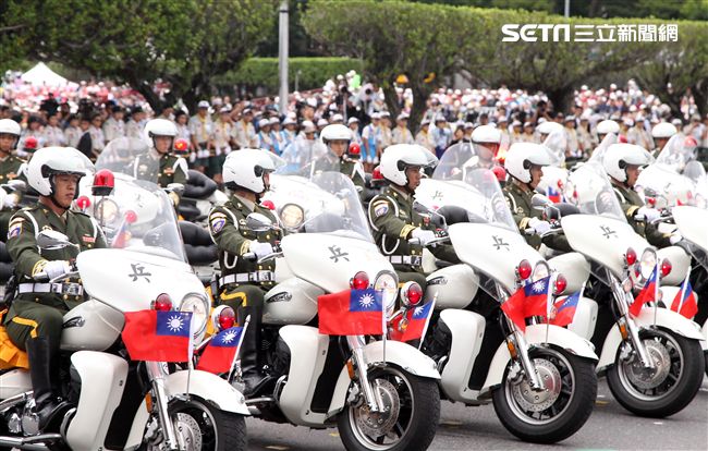 中華民國中樞暨各界慶祝107年國慶大會，憲兵快速反應連花式機車表演。（記者邱榮吉/攝影）
