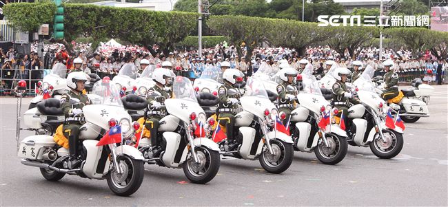 中華民國中樞暨各界慶祝107年國慶大會，憲兵快速反應連花式機車表演。（記者邱榮吉/攝影）