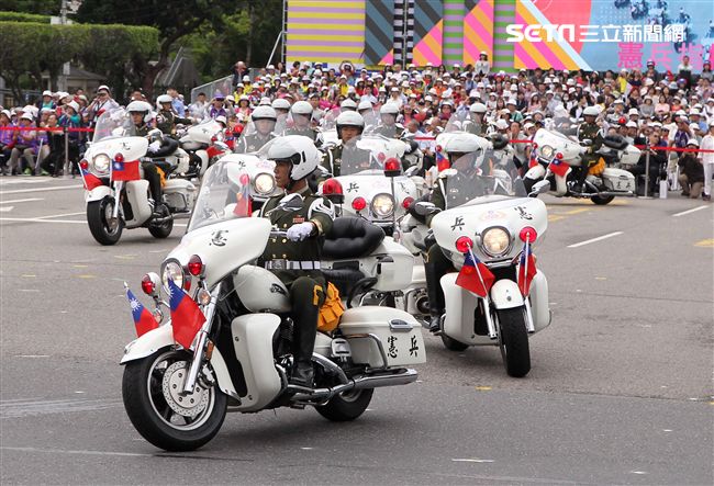 中華民國中樞暨各界慶祝107年國慶大會，憲兵快速反應連花式機車表演。（記者邱榮吉/攝影）