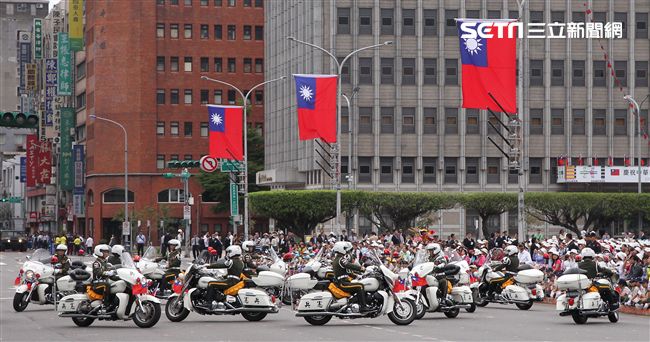 中華民國中樞暨各界慶祝107年國慶大會，憲兵快速反應連花式機車表演。（記者邱榮吉/攝影）