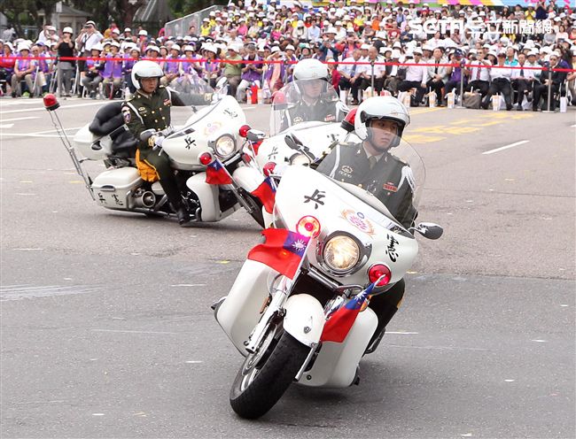 中華民國中樞暨各界慶祝107年國慶大會，憲兵快速反應連花式機車表演。（記者邱榮吉/攝影）