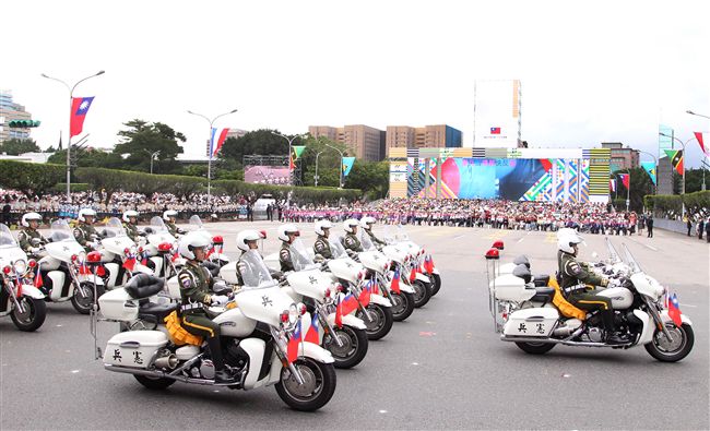 中華民國中樞暨各界慶祝107年國慶大會，憲兵快速反應連花式機車表演。（記者邱榮吉/攝影）