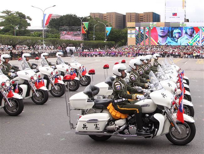 中華民國中樞暨各界慶祝107年國慶大會，憲兵快速反應連花式機車表演。（記者邱榮吉/攝影）