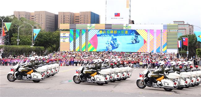 中華民國中樞暨各界慶祝107年國慶大會，憲兵快速反應連花式機車表演。（記者邱榮吉/攝影）