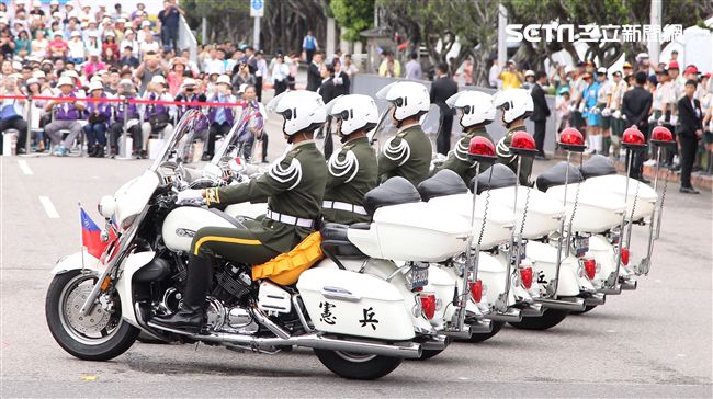 中華民國中樞暨各界慶祝107年國慶大會，憲兵快速反應連花式機車表演。（記者邱榮吉/攝影）