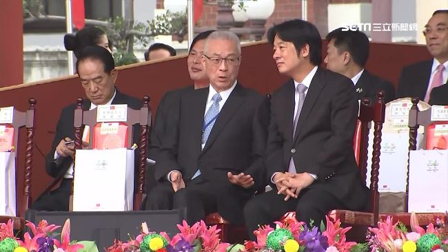 拍大腿聊很開　吳賴坐隔壁話題不斷