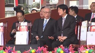 拍大腿聊很開　吳賴坐隔壁話題不斷