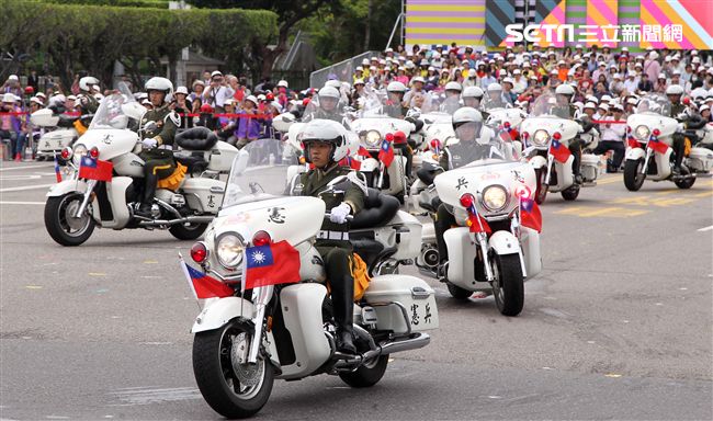 中華民國中樞暨各界慶祝107年國慶大會，憲兵快速反應連花式機車表演。（記者邱榮吉/攝影）