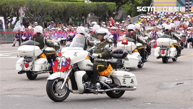 中華民國中樞暨各界慶祝107年國慶大會，憲兵快速反應連花式機車表演。（記者邱榮吉/攝影）