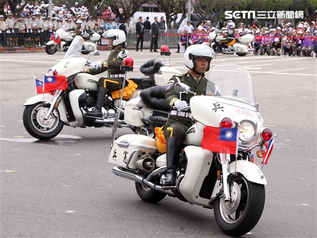 中華民國中樞暨各界慶祝107年國慶大會，憲兵快速反應連花式機車表演。（記者邱榮吉/攝影）