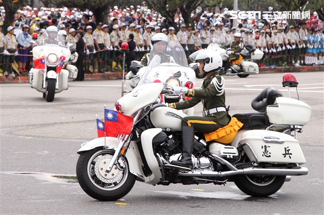中華民國中樞暨各界慶祝107年國慶大會，憲兵快速反應連花式機車表演。（記者邱榮吉/攝影）