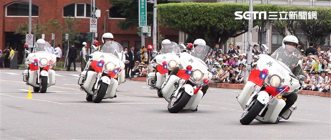 中華民國中樞暨各界慶祝107年國慶大會，憲兵快速反應連花式機車表演。（記者邱榮吉/攝影）