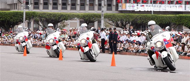 中華民國中樞暨各界慶祝107年國慶大會，憲兵快速反應連花式機車表演。（記者邱榮吉/攝影）