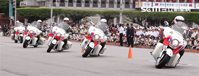 中華民國中樞暨各界慶祝107年國慶大會，憲兵快速反應連花式機車表演。（記者邱榮吉/攝影）