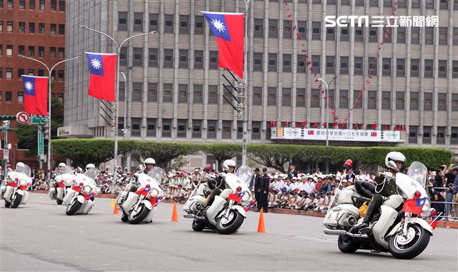 中華民國中樞暨各界慶祝107年國慶大會，憲兵快速反應連花式機車表演。（記者邱榮吉/攝影）