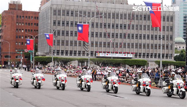 中華民國中樞暨各界慶祝107年國慶大會，憲兵快速反應連花式機車表演。（記者邱榮吉/攝影）