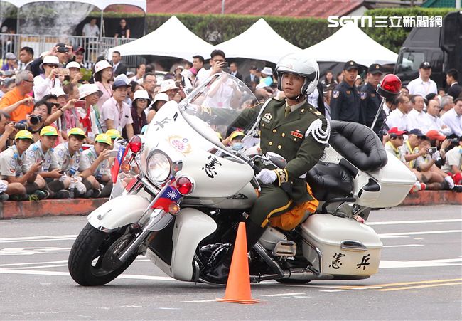 中華民國中樞暨各界慶祝107年國慶大會，憲兵快速反應連花式機車表演。（記者邱榮吉/攝影）