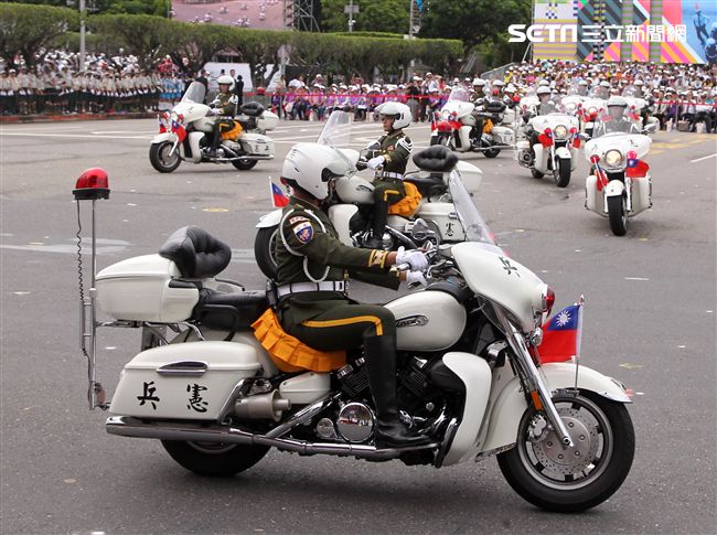中華民國中樞暨各界慶祝107年國慶大會，憲兵快速反應連花式機車表演。（記者邱榮吉/攝影）