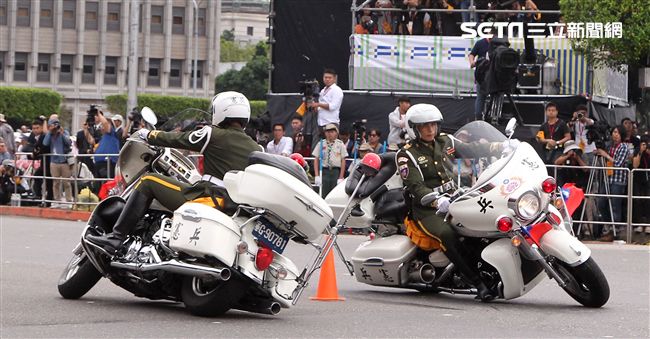 中華民國中樞暨各界慶祝107年國慶大會，憲兵快速反應連花式機車表演。（記者邱榮吉/攝影）