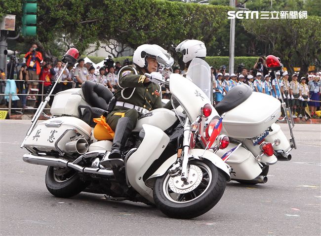 中華民國中樞暨各界慶祝107年國慶大會，憲兵快速反應連花式機車表演。（記者邱榮吉/攝影）