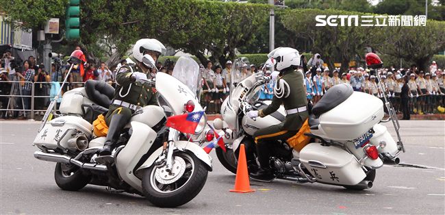 中華民國中樞暨各界慶祝107年國慶大會，憲兵快速反應連花式機車表演。（記者邱榮吉/攝影）