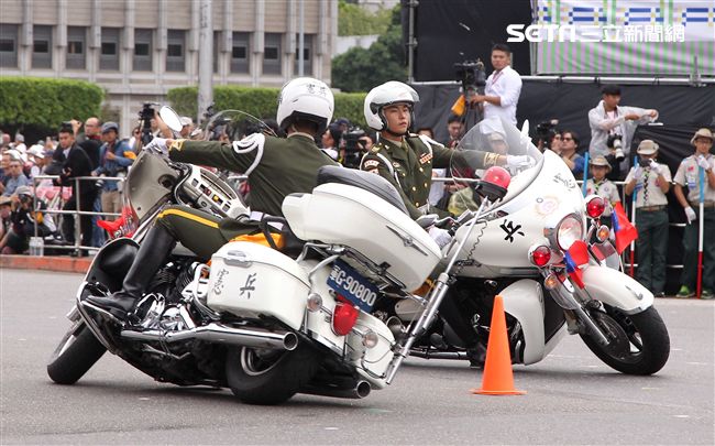 中華民國107年國慶大會憲兵機車表演