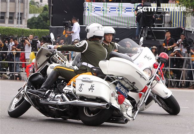 中華民國中樞暨各界慶祝107年國慶大會，憲兵快速反應連花式機車表演。（記者邱榮吉/攝影）