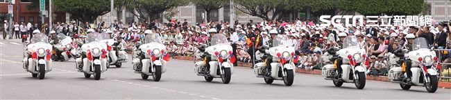 中華民國中樞暨各界慶祝107年國慶大會，憲兵快速反應連花式機車表演。（記者邱榮吉/攝影）