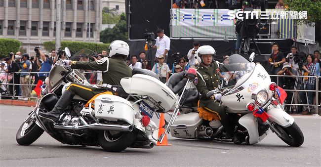 中華民國中樞暨各界慶祝107年國慶大會，憲兵快速反應連花式機車表演。（記者邱榮吉/攝影）