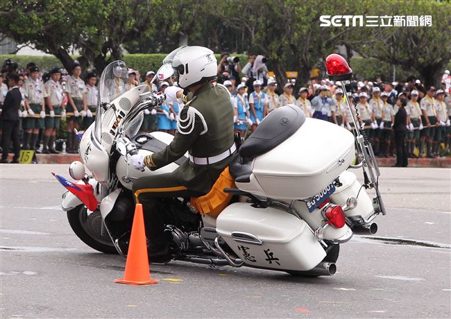 中華民國中樞暨各界慶祝107年國慶大會，憲兵快速反應連花式機車表演。（記者邱榮吉/攝影）