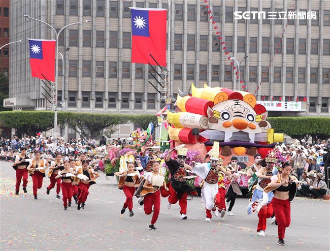 中華民國中樞暨各界慶祝107年國慶大會，24輛各企業花車遊行。（記者邱榮吉/攝影）