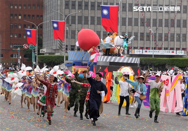 中華民國中樞暨各界慶祝107年國慶大會，24輛各企業花車遊行。（記者邱榮吉/攝影）