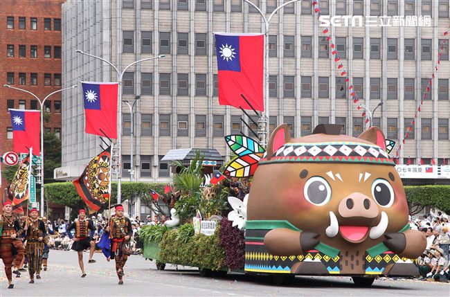 中華民國中樞暨各界慶祝107年國慶大會，24輛各企業花車遊行。（記者邱榮吉/攝影）