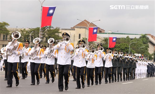 中華民國中樞暨各界慶祝107年國慶大會，三軍樂儀隊表演高難度操槍。（記者邱榮吉/攝影）