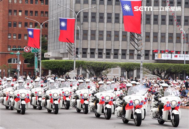 中華民國中樞暨各界慶祝107年國慶大會，憲兵快速反應連花式機車表演。（記者邱榮吉/攝影）