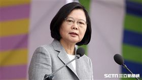 總統蔡英文出席中華民國中樞暨各界慶祝107年國慶大會，由三軍樂儀隊拉開序幕，憲兵快速反應連機車花式表演、學生精彩表演、國慶花車遊行、幻象戰機衝場。（記者邱榮吉/攝影）