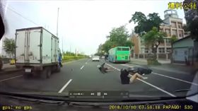 台中,超車,蓄意謀殺,車禍,逼車（圖／翻攝自爆料公社）